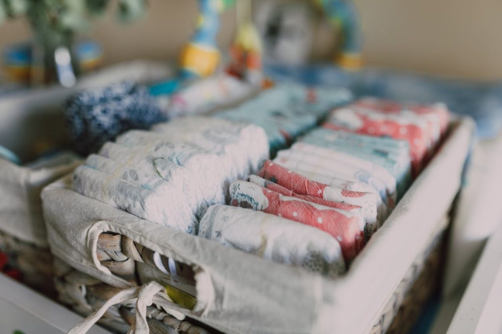 Mama mit Baby im Arm – wir testen Produkte, vergleichen und teilen unsere Erfahrungen, weil wir nur das Beste für unser Kind wollen.